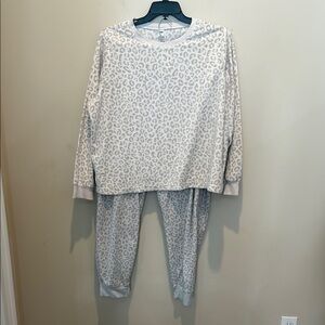 Old Navy Women’s Pajama Set in Gray Leopard Print